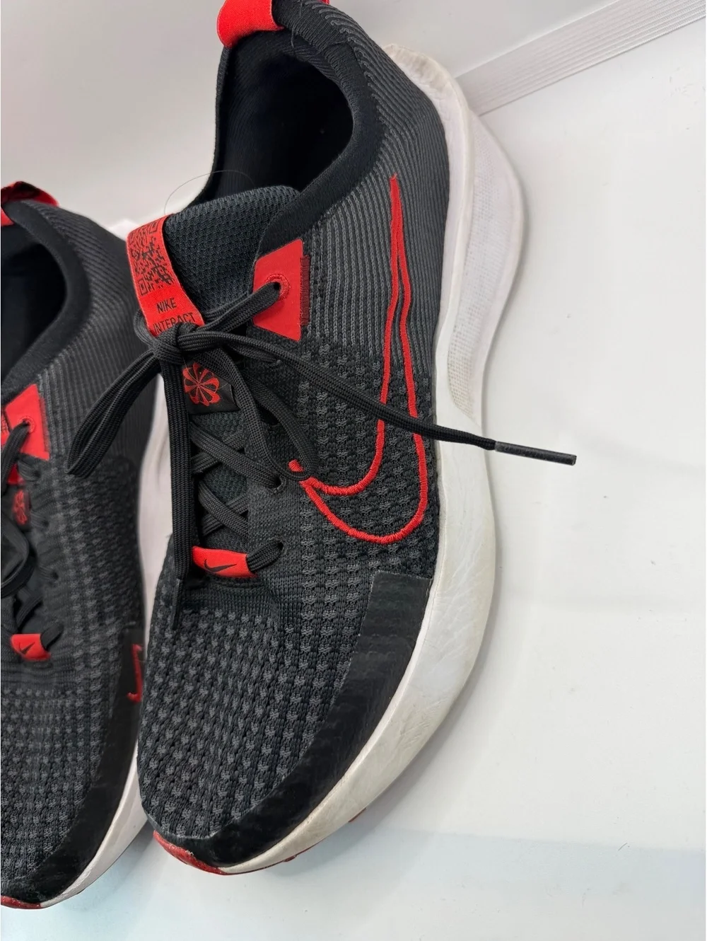 Nike Running Men's Black and Red Athletic Shoes Size 10.5